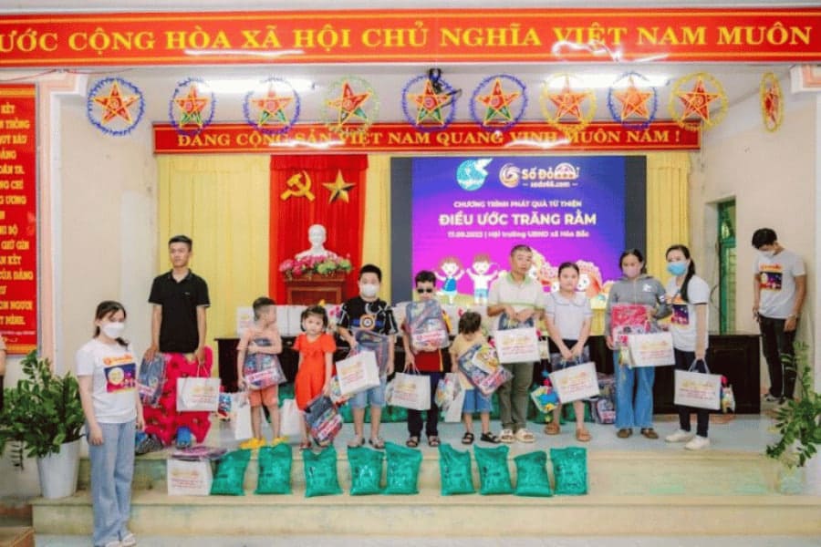 trao tận tay các em